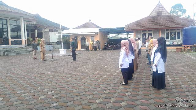 Sekcam Kejajar Tekankan Disiplin dan Kinerja dalam Apel Pagi